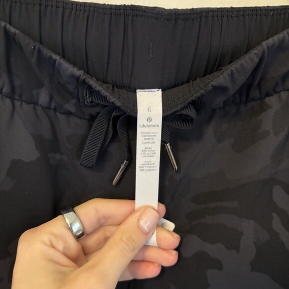 Lululemon Women's On the Fly‎ Athletic Pants  27" Black Camo 6 - Picture 3 of 8